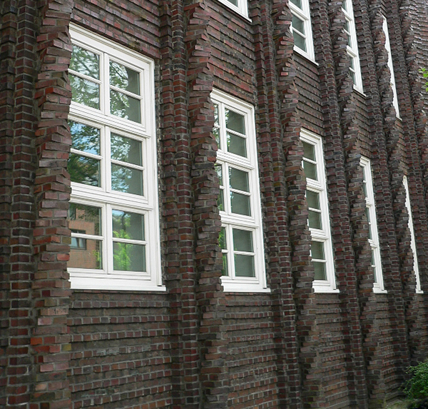 стена дома, возведенного из клинкерного кирпича