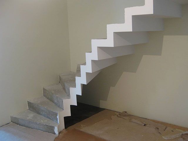 Бетонная монолитная лестница в частном доме